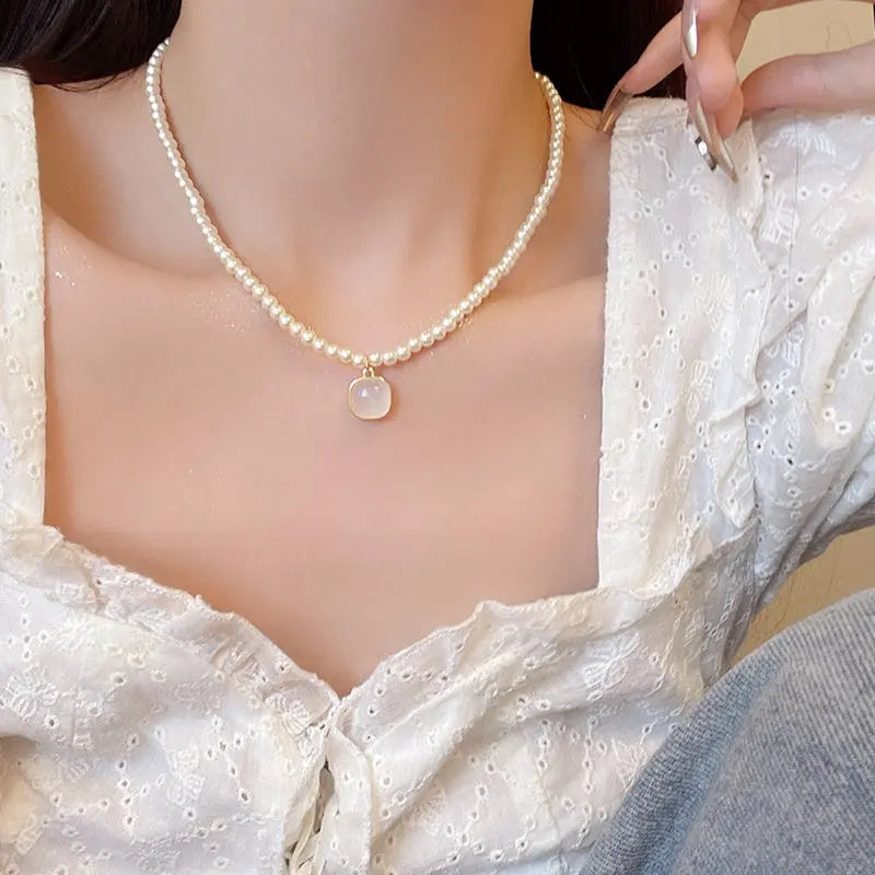 Short pearl necklace with a square cabochon pendant in gold-toned frame